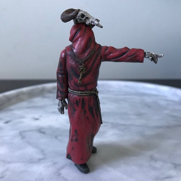 Resident Evil 4 Agatsuma Los Illuminados Red Monk Mini Figure - Picture 2 of 3
